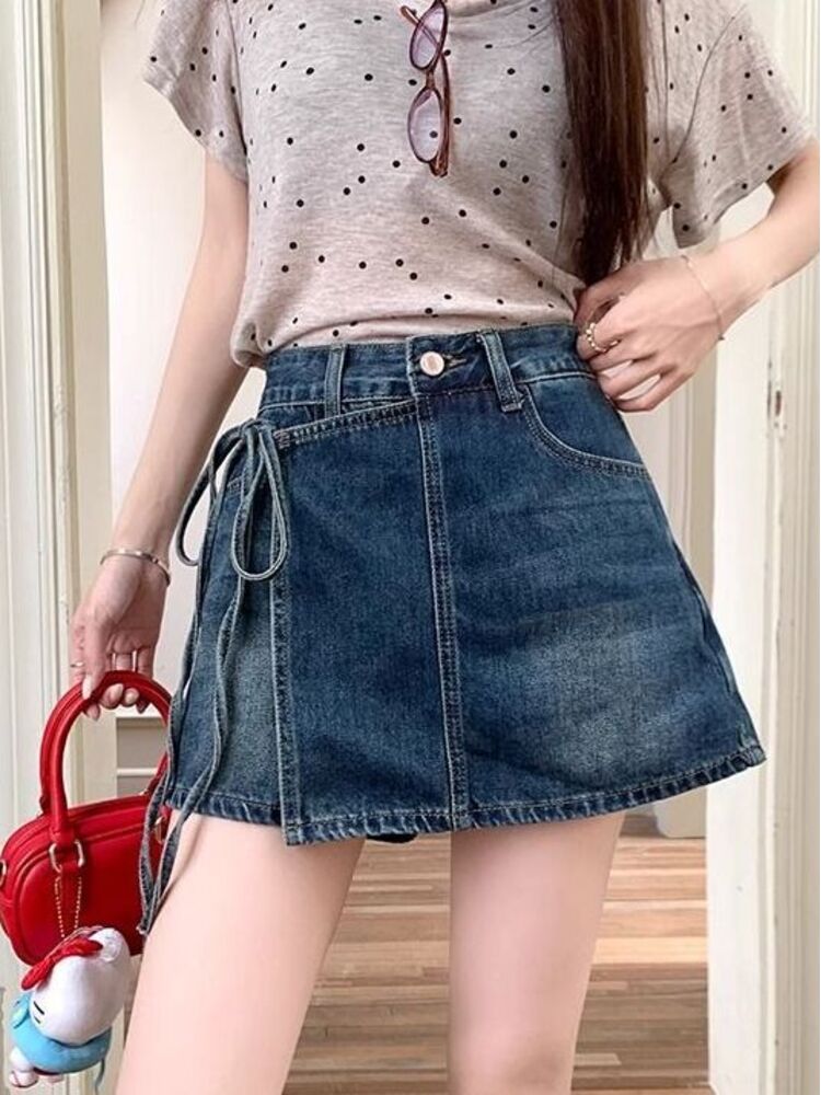Denim Shorts Women - กระโปรงยีนส์เอวสูงสีฟ้าอ่อนแบบวินเทจ ขาดๆ แบบผูกด้านหน้า ชายกระโปรงไม่สม่ำเสมอ