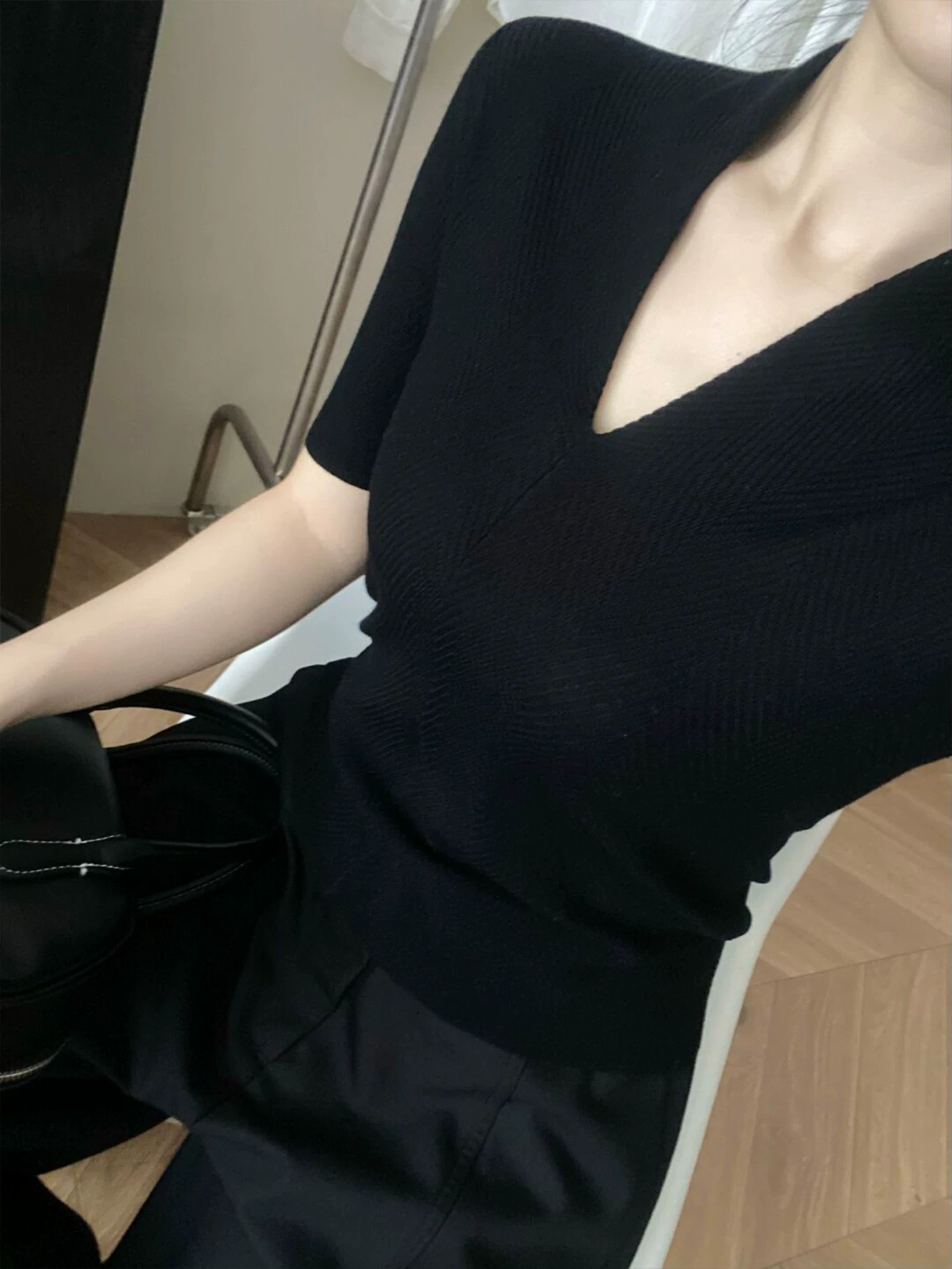 เสื้อยืดคอวีแขนสั้นถักนิตสีขาว - Women'S Fashion For Summer 2026 บทวิจารณ์และราคา